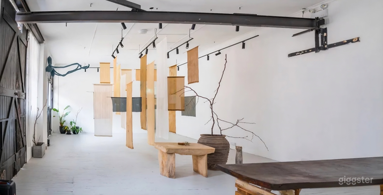  Studio d'Arte in Magazzino Storico con Atmosfera da Galleria Moderna 