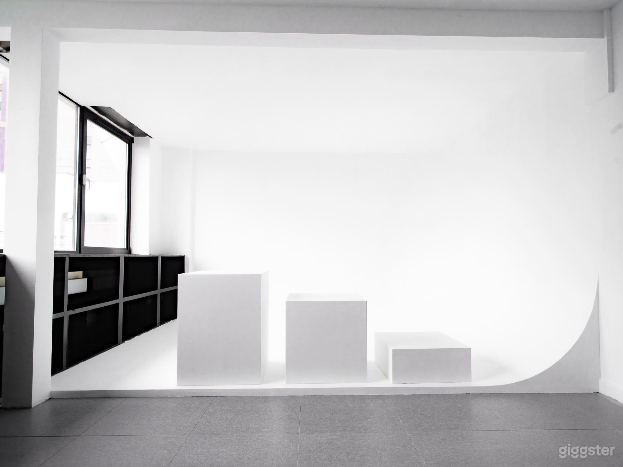 Studio 2 Infinity Cove | Pro Lighting London Photo 2