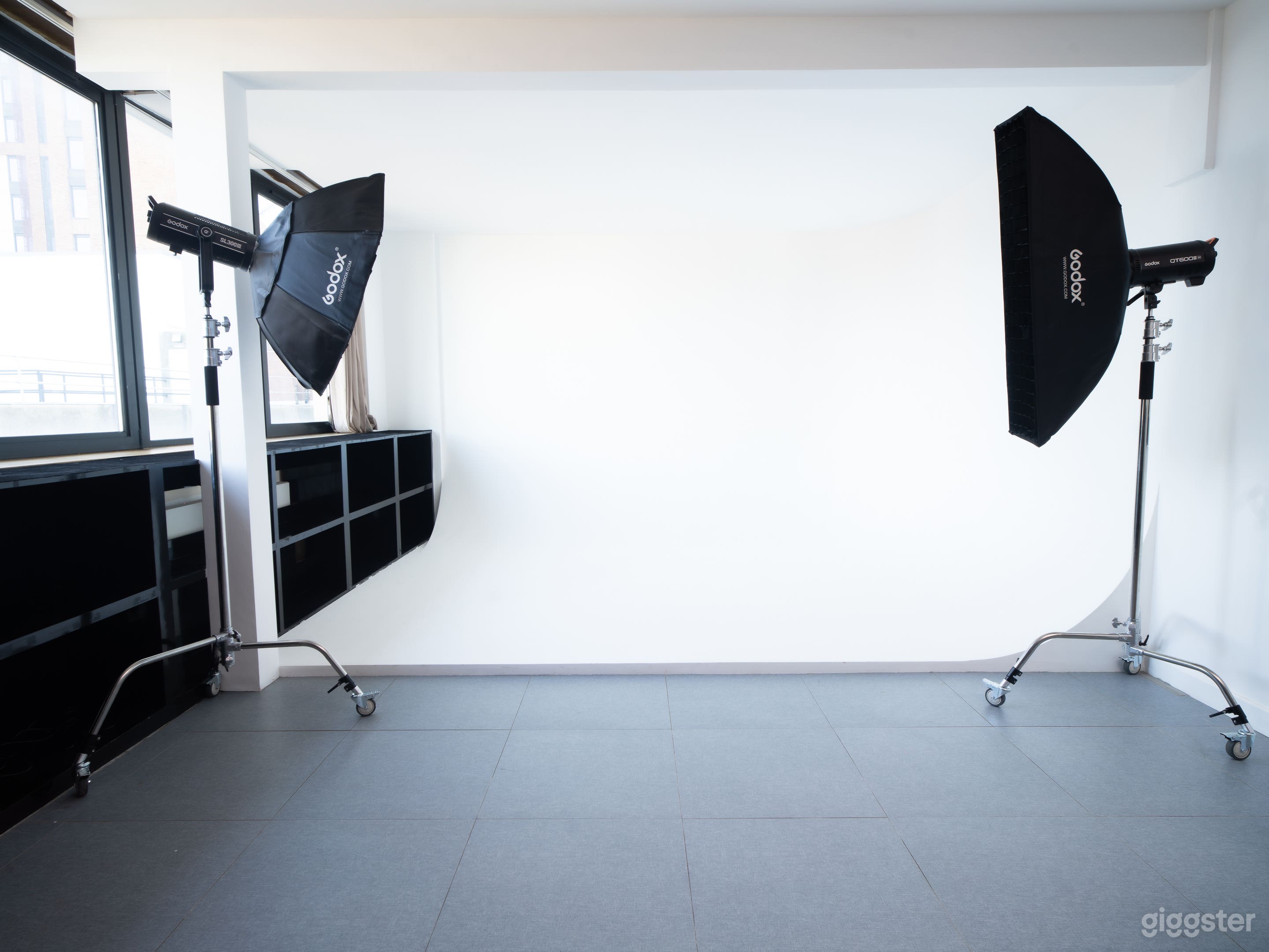 Natural Light Infinity Cove – Studio 2 Photo 1