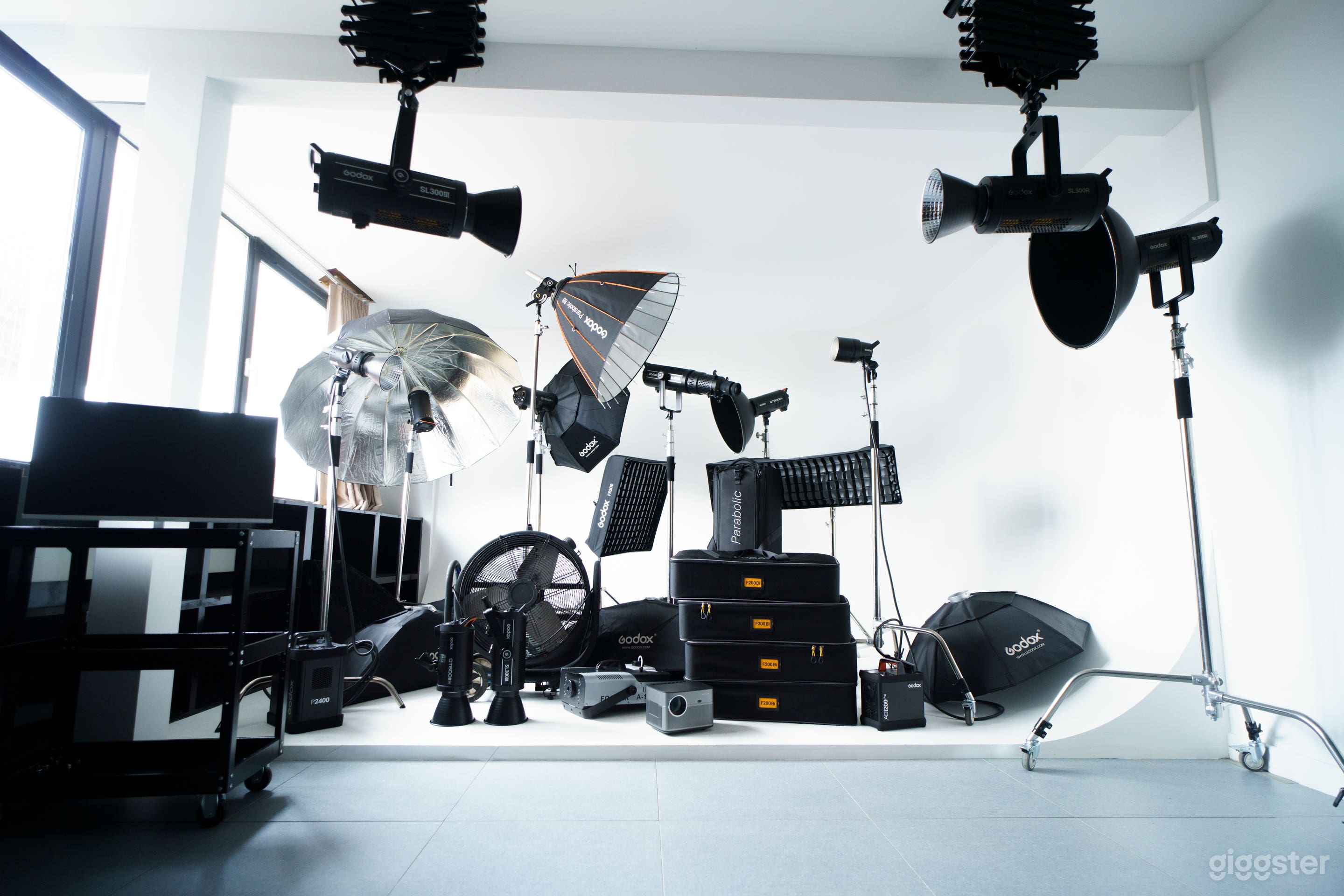 Studio 2 Infinity Cove | Pro Lighting London Photo 1