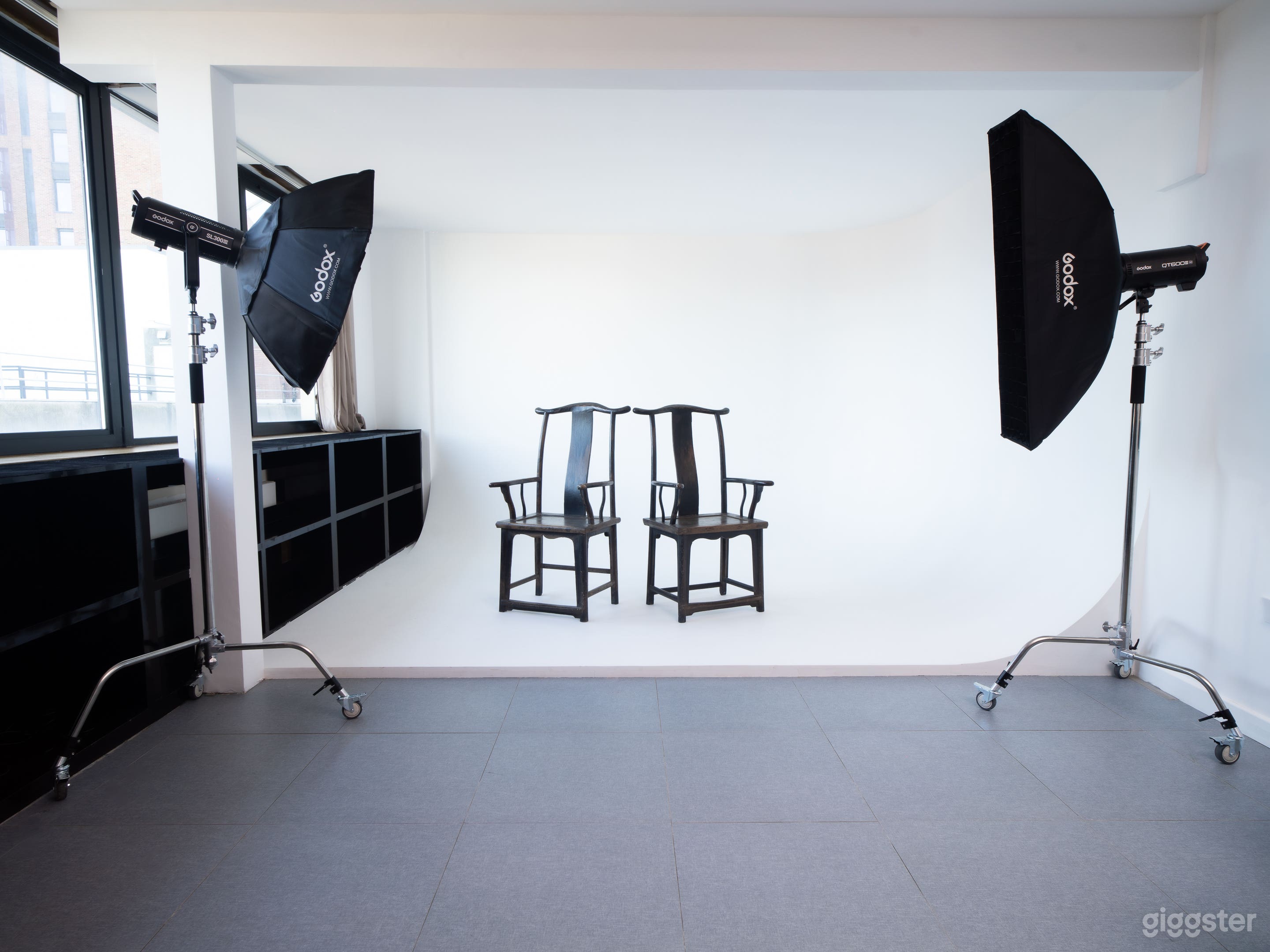 Natural Light Infinity Cove – Studio 2 Photo 2