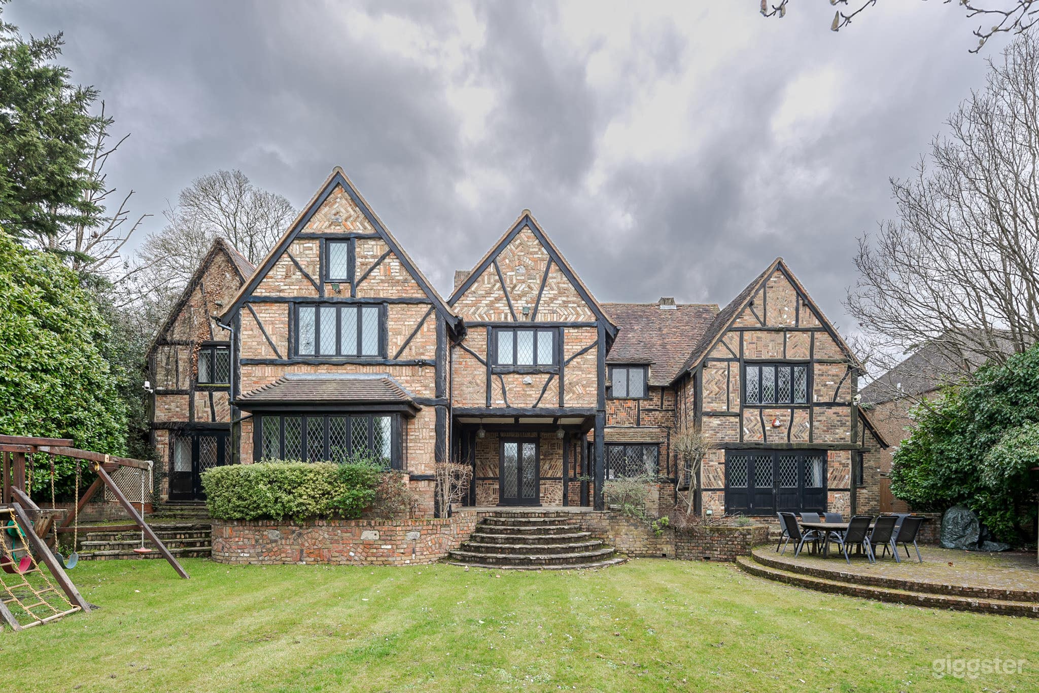 Large Period House With Garden And Swimming Pool Photo 3