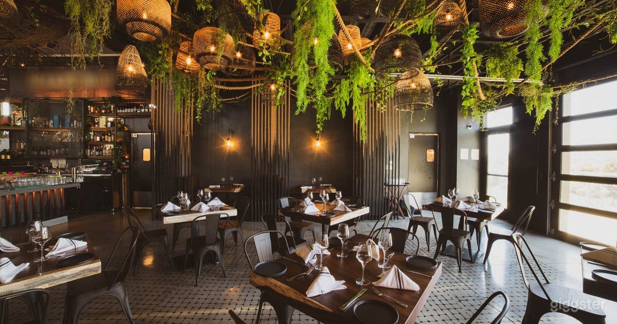 Casual Restaurant with Coastal Vibes Photo 4