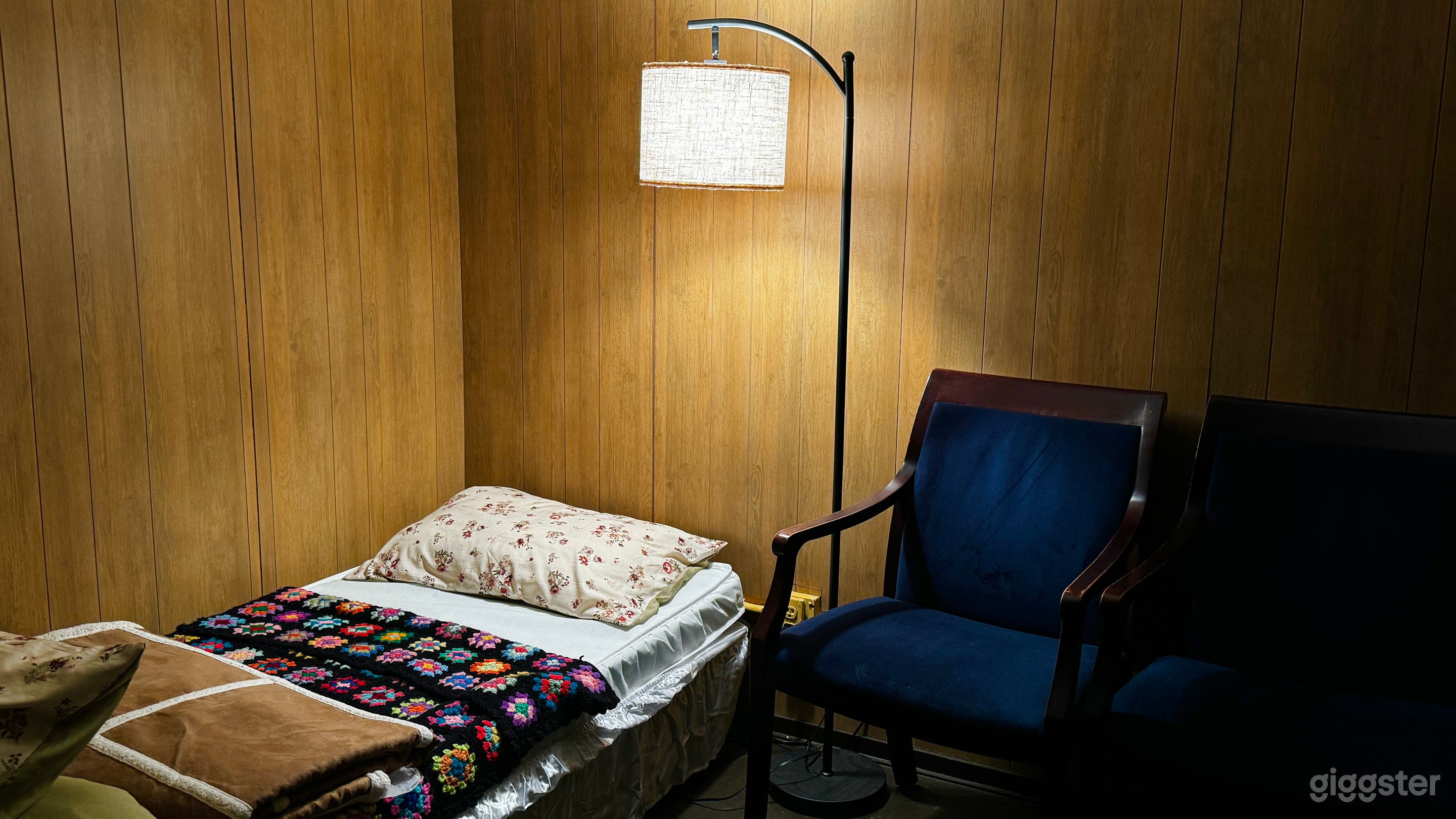 Small Vintage Bedroom, Waiting Room, Office Photo 1