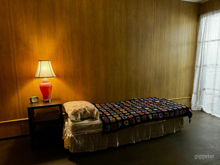  Small Vintage Bedroom, Waiting Room, Office 