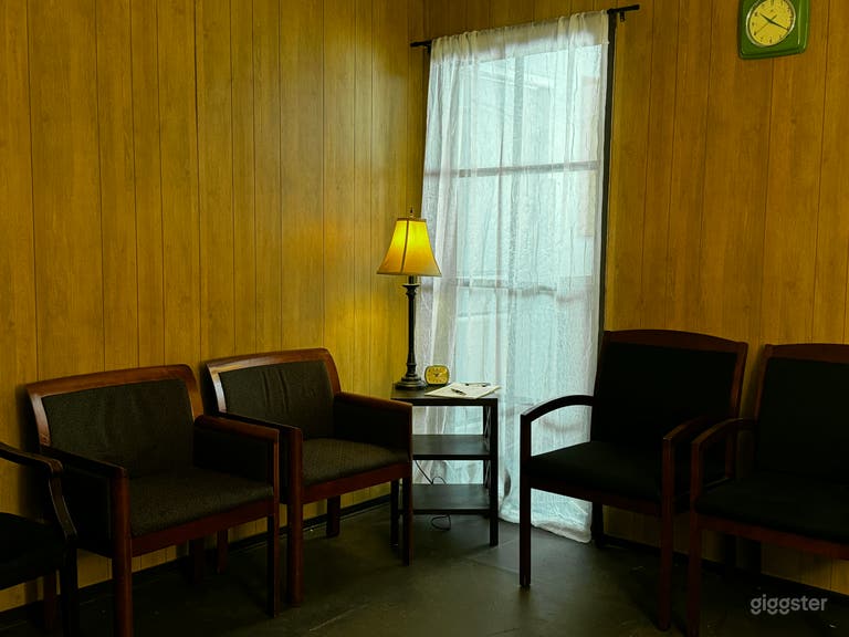  Small Vintage Bedroom, Waiting Room, Office 