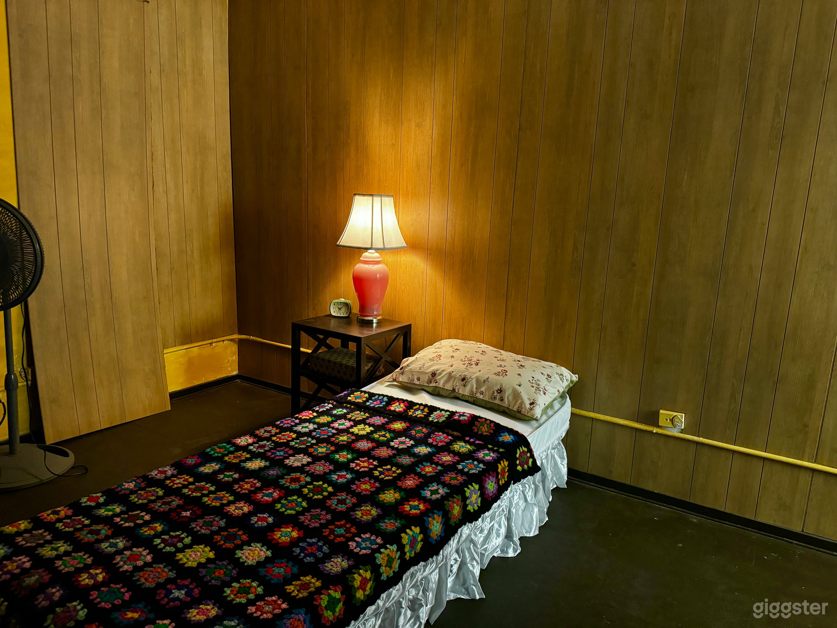 Small Vintage Bedroom, Waiting Room, Office Photo 3