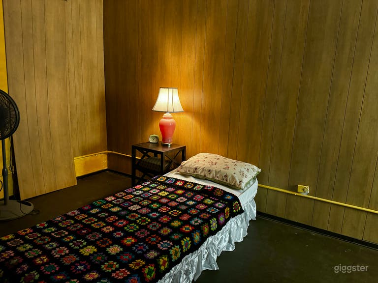  Small Vintage Bedroom, Waiting Room, Office 