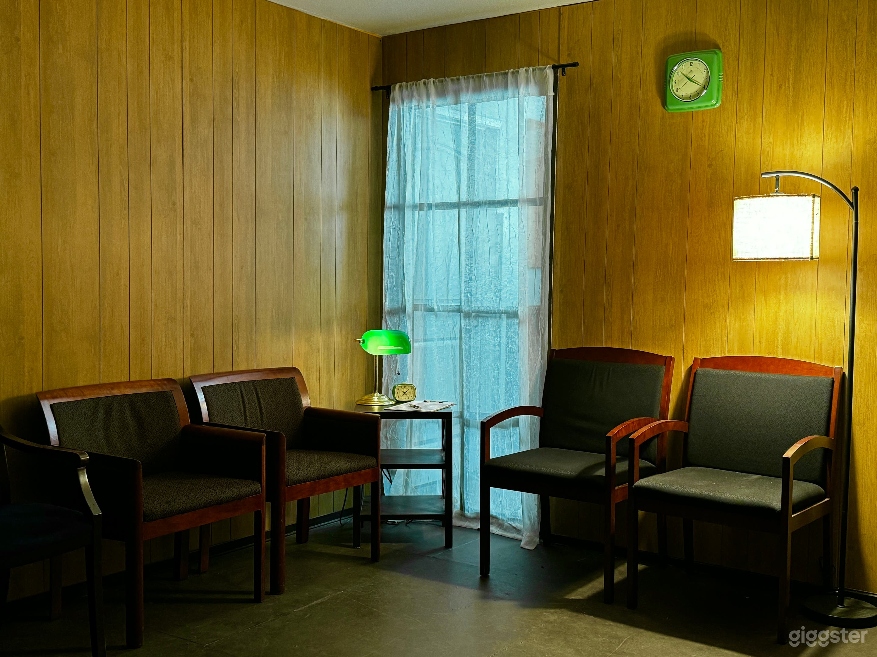Small Vintage Bedroom, Waiting Room, Office Photo 2