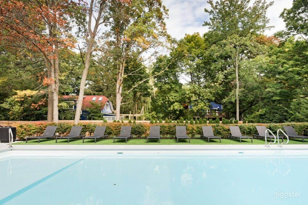 Sprawling Modern Home with Chef’s Kitchen, Pool &amp; Hot Tubs – Walk to the Beach! Photo 2