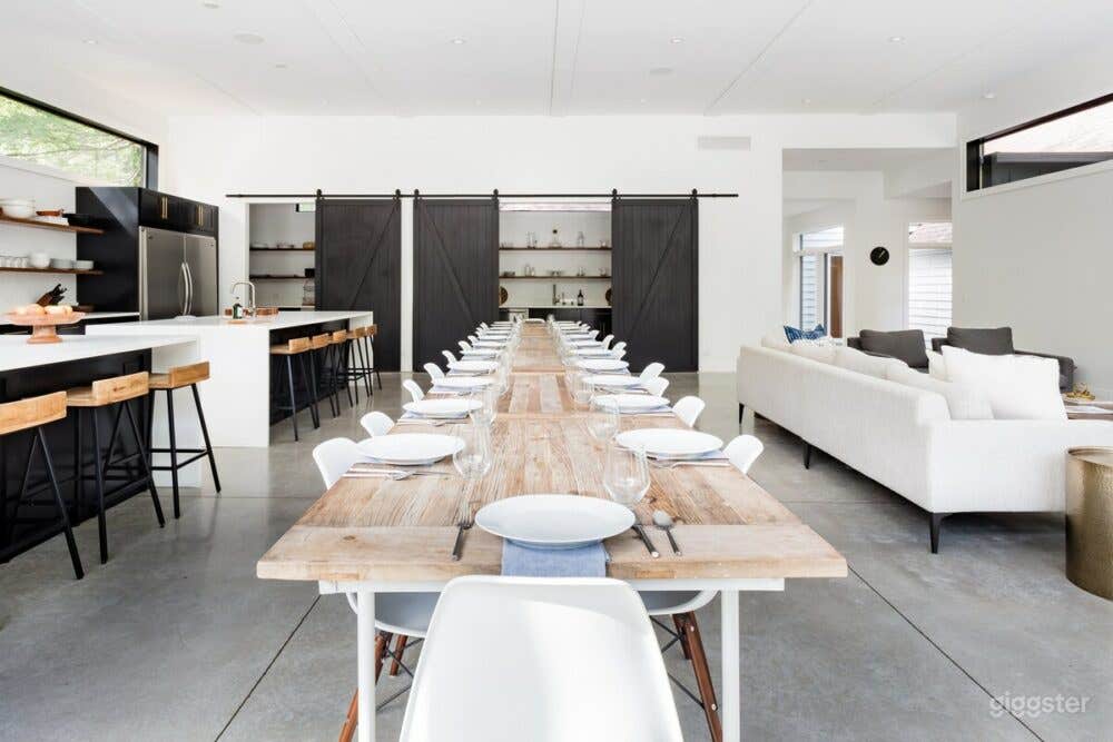 Sprawling Modern Home with Chef’s Kitchen, Pool &amp; Hot Tubs – Walk to the Beach! Photo 3