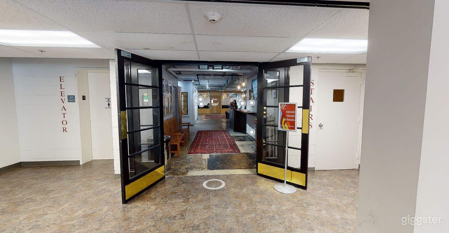 Large Central Music Lobby Photo 2