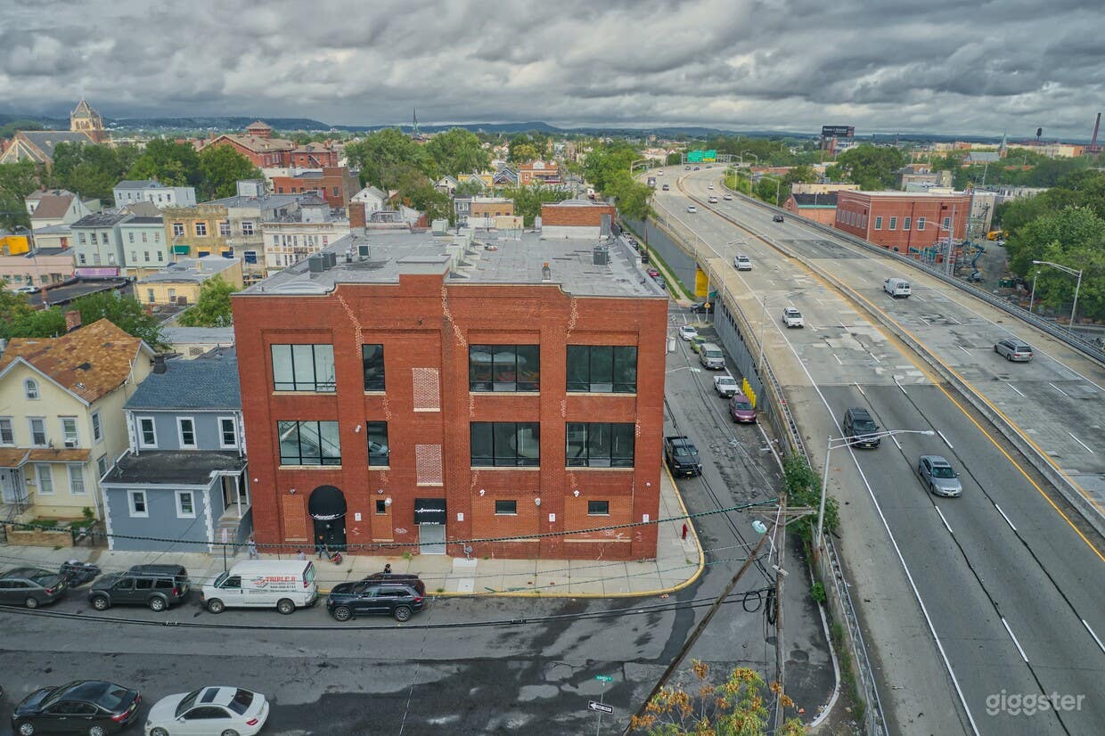 Spacious industrial space  Photo 1