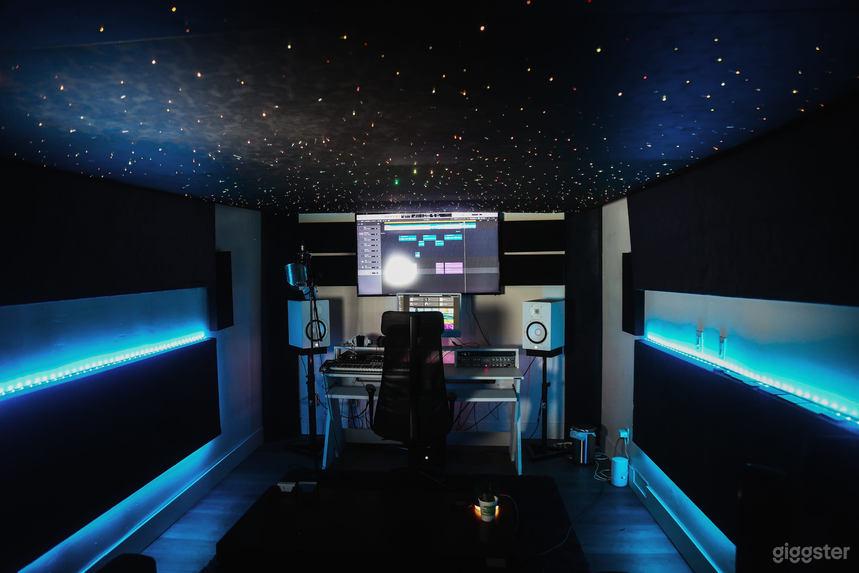 Starlight vocal recording studio east van Photo 1