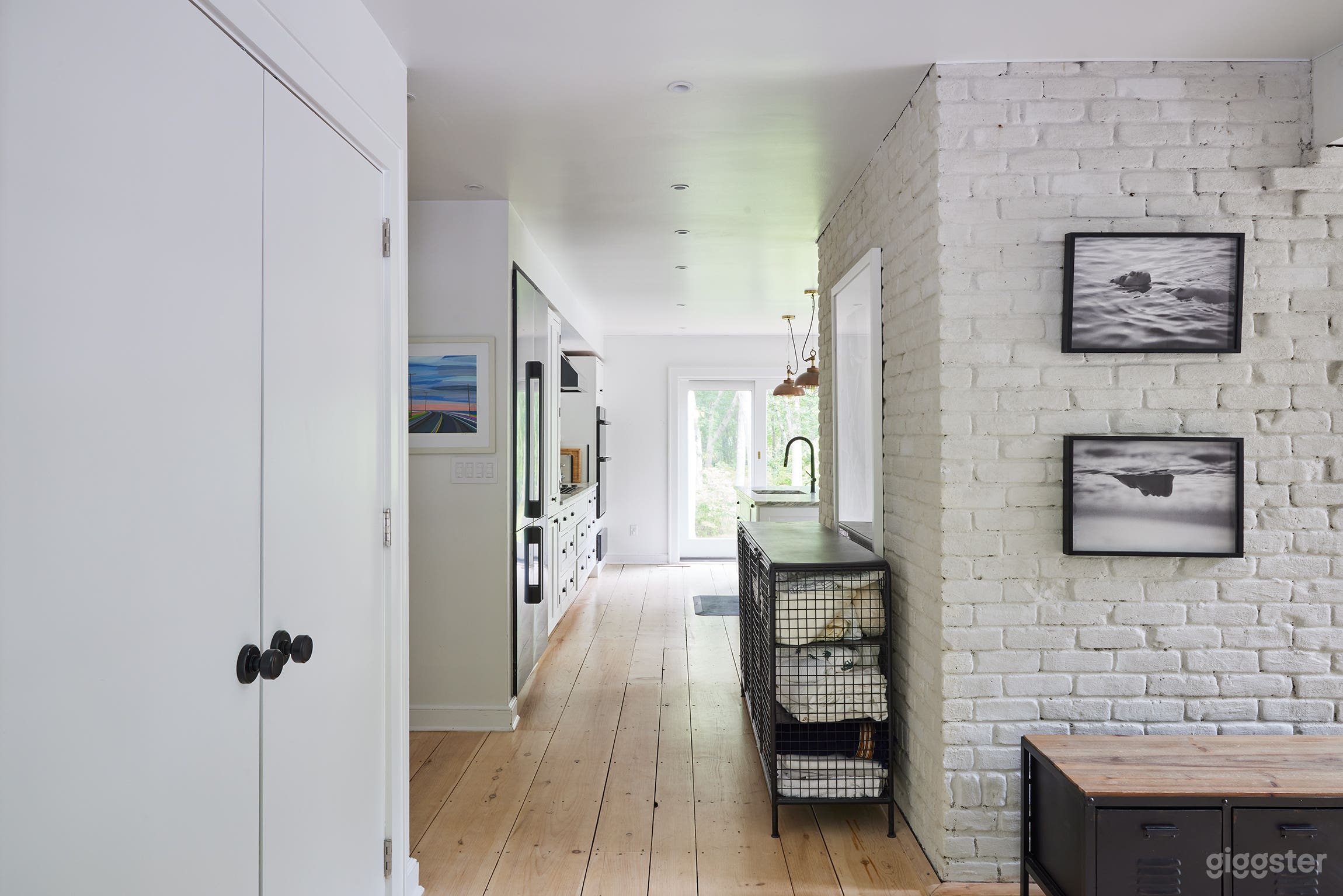 Luminous Open-Concept and Modern Serene Luxury  Photo 2