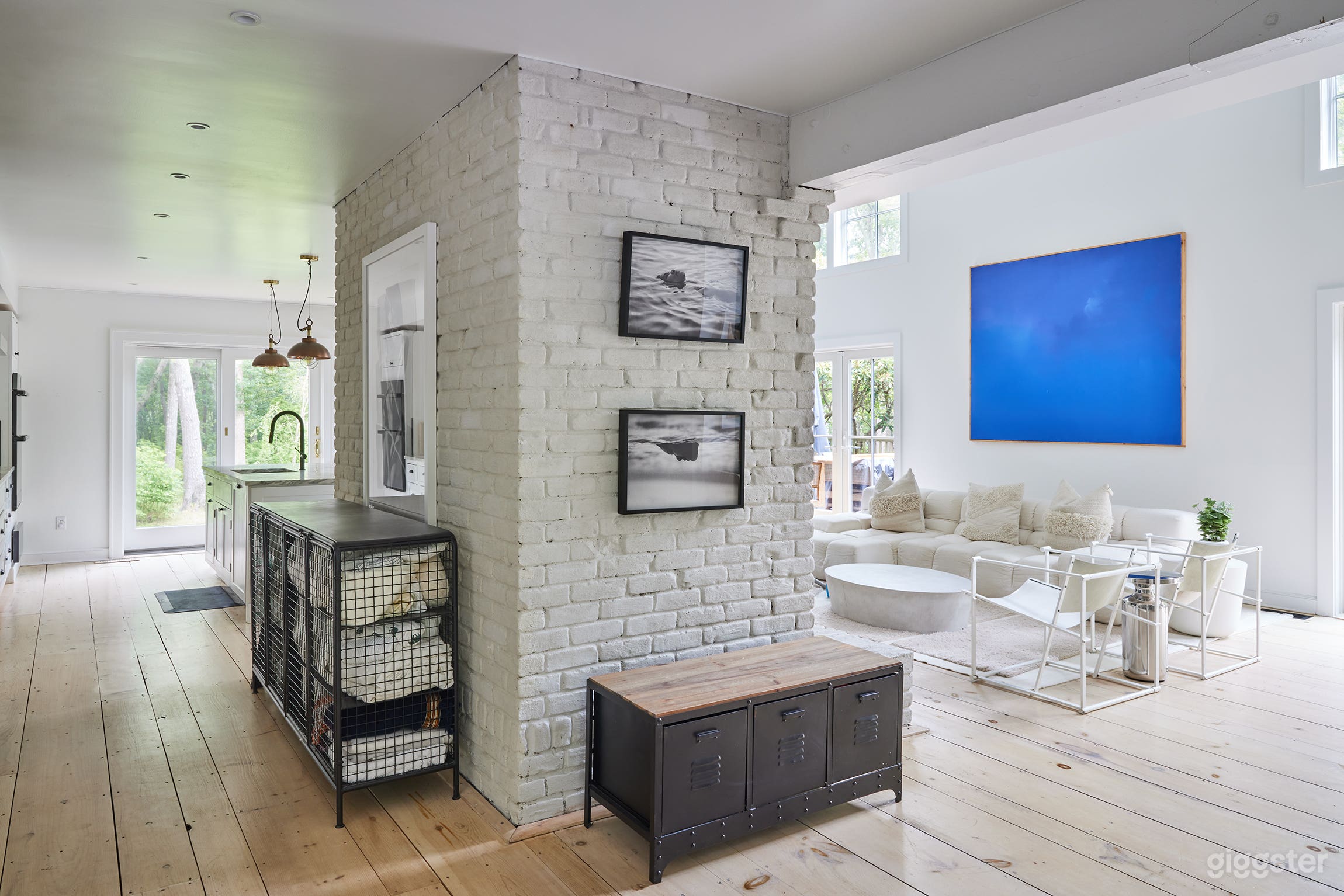 Luminous Open-Concept and Modern Serene Luxury  Photo 3