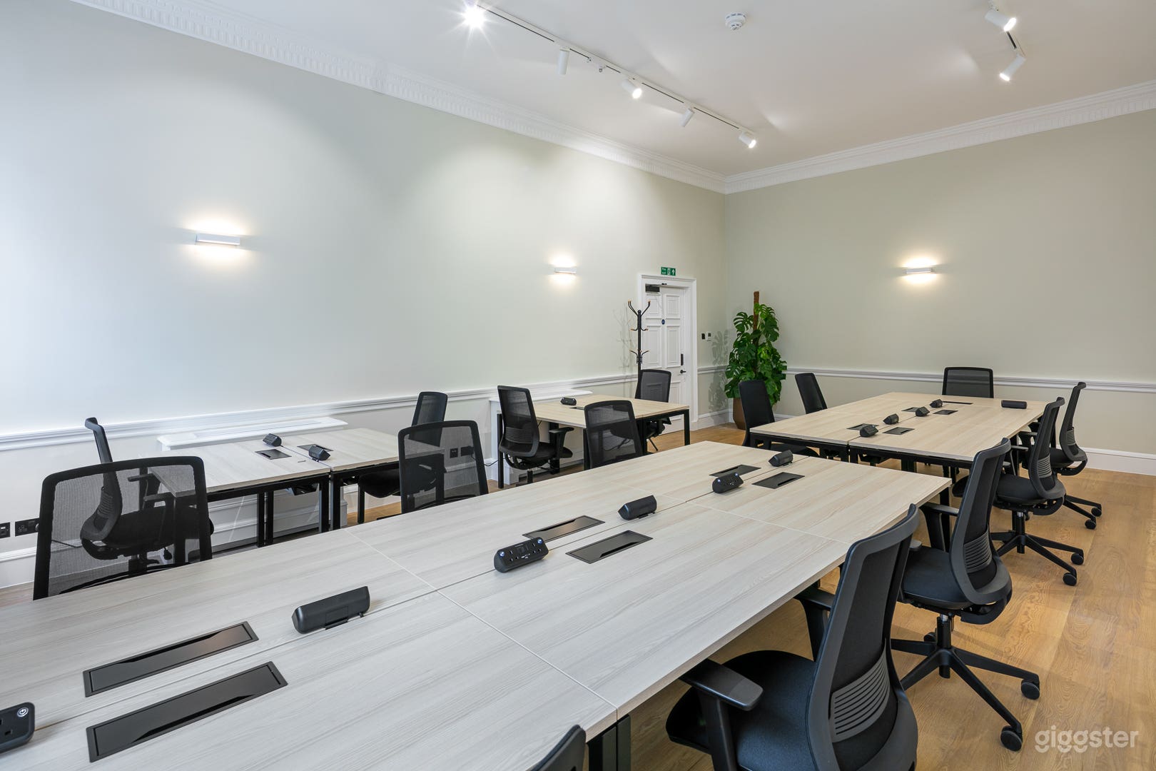 Spacious 76 Office Space  Photo 4