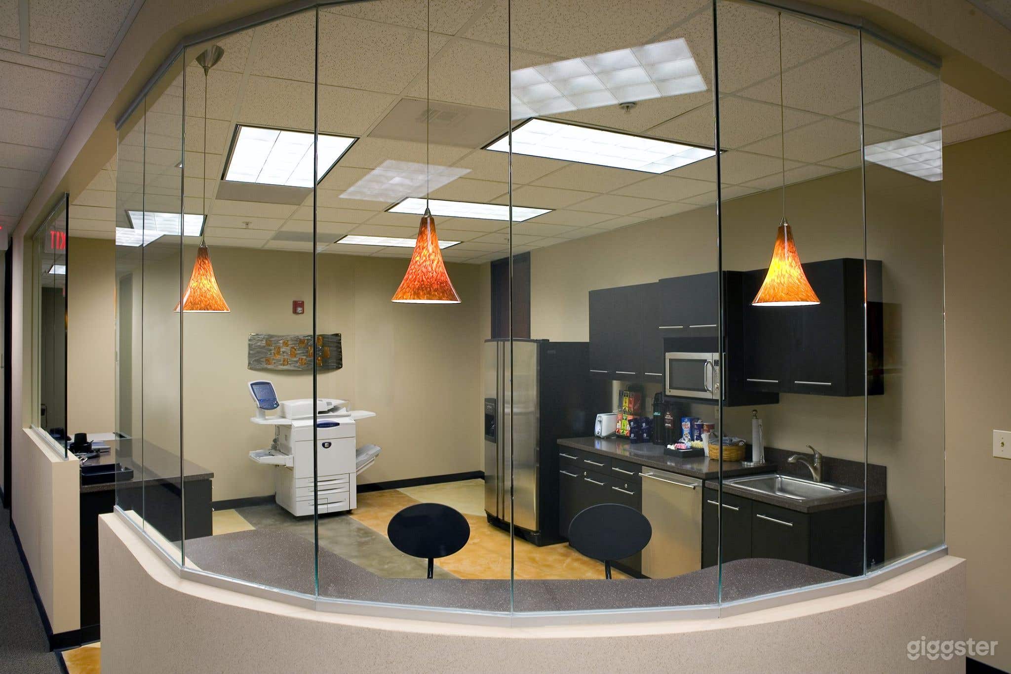 Clean and Cozy Office for 4 People in Charlotte  Photo 4