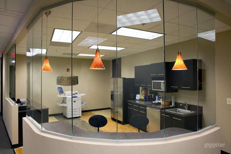  Clean and Cozy Office for 4 People in Charlotte  