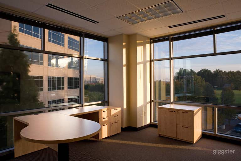  Clean and Cozy Office for 4 People in Charlotte  