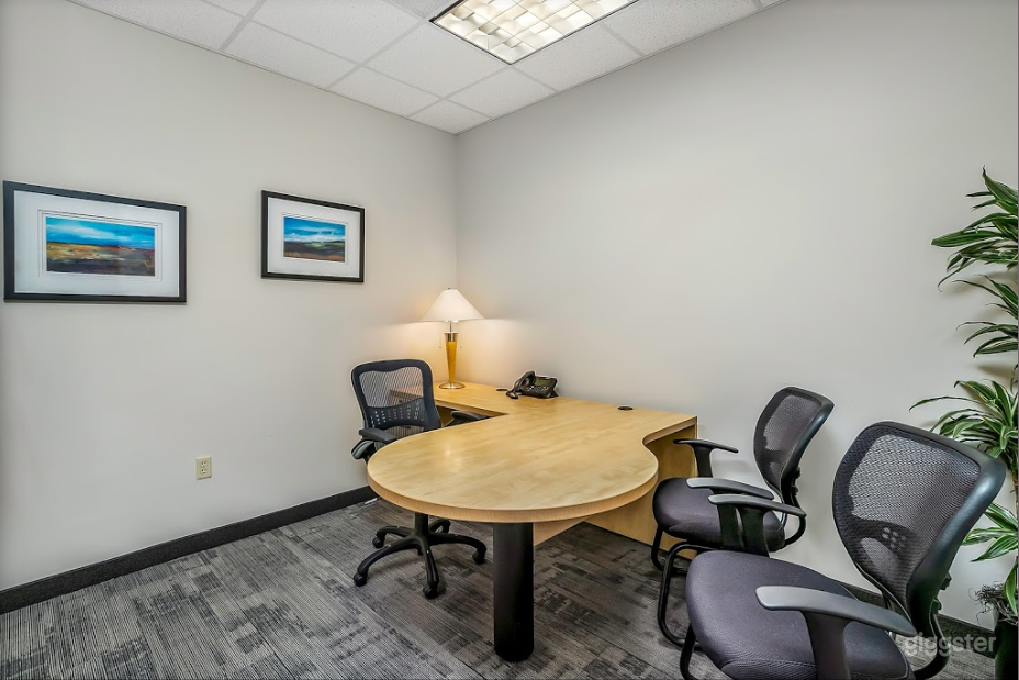 Clean and Cozy Office for 4 People in Charlotte  Photo 1