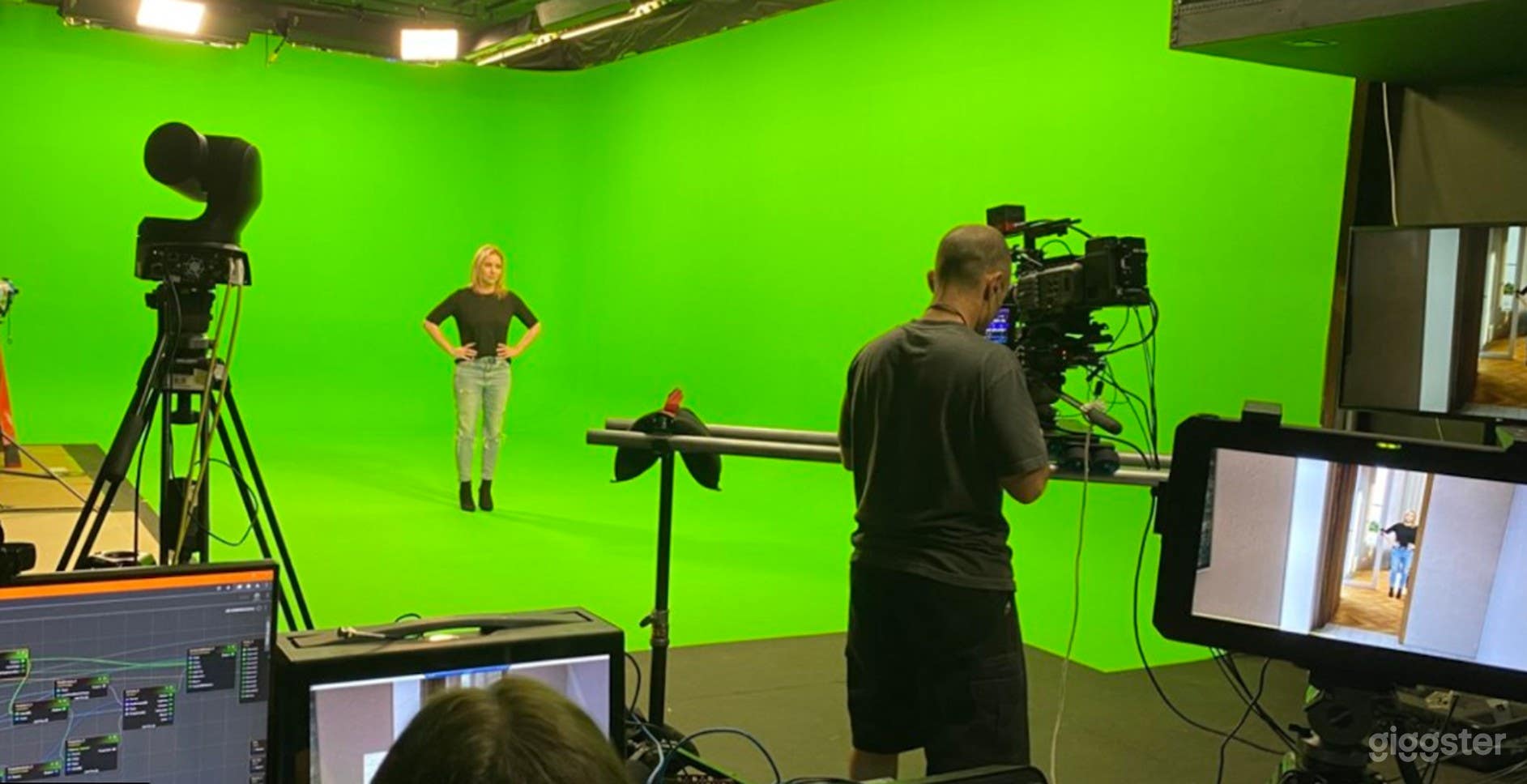 Hard Cyc Green Screen Stage Photo 4