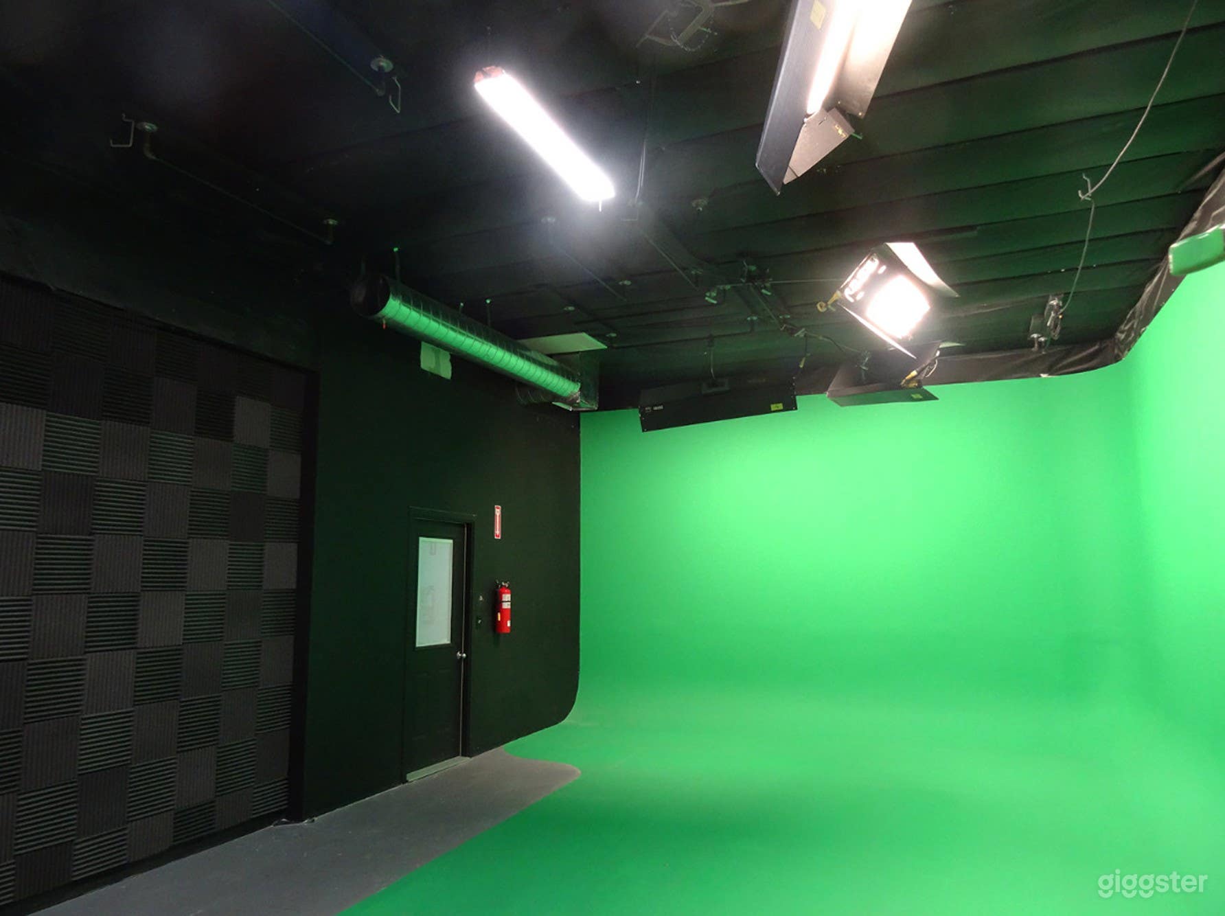 Hard Cyc Green Screen Stage Photo 2