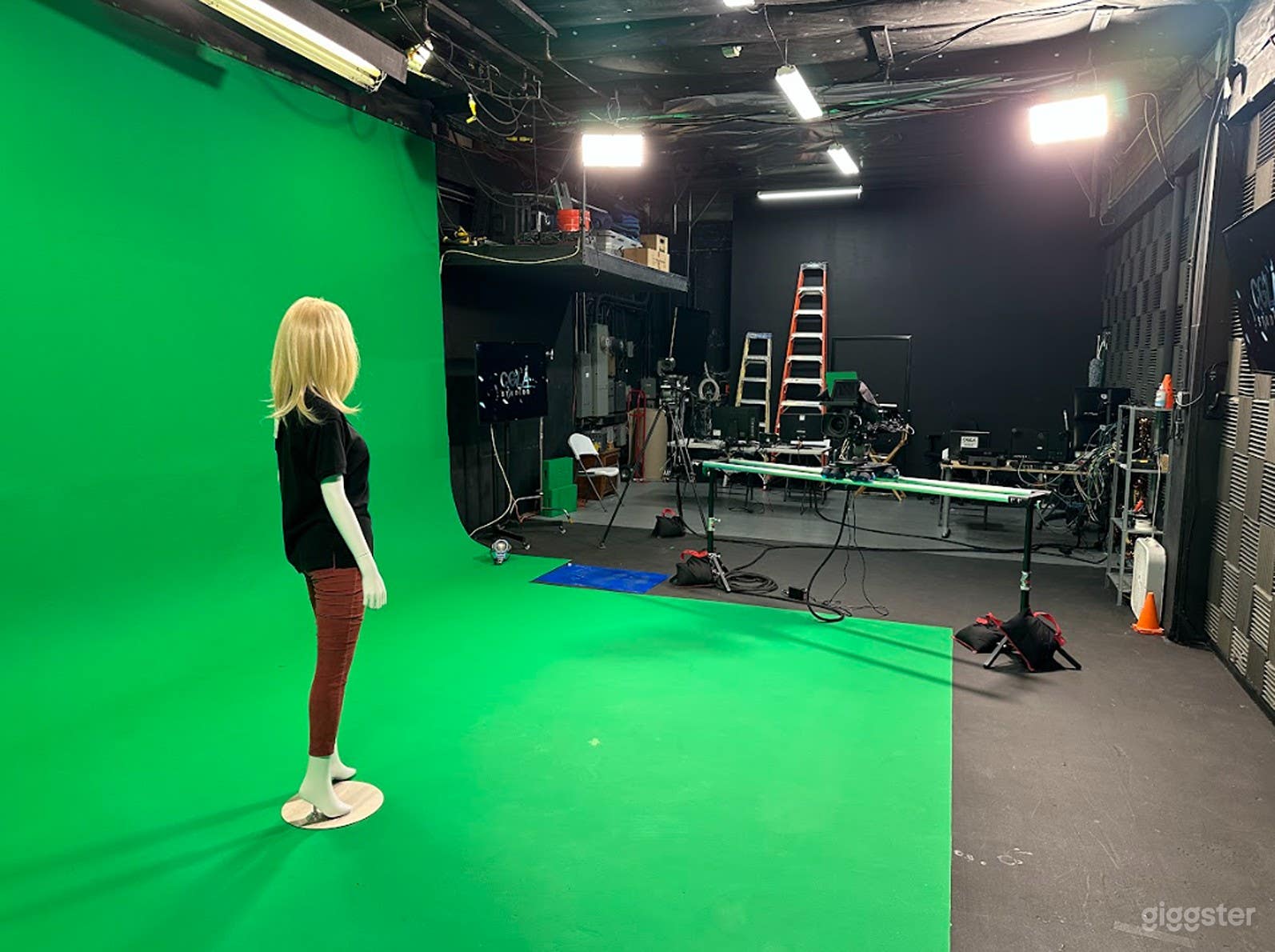 Hard Cyc Green Screen Stage Photo 3