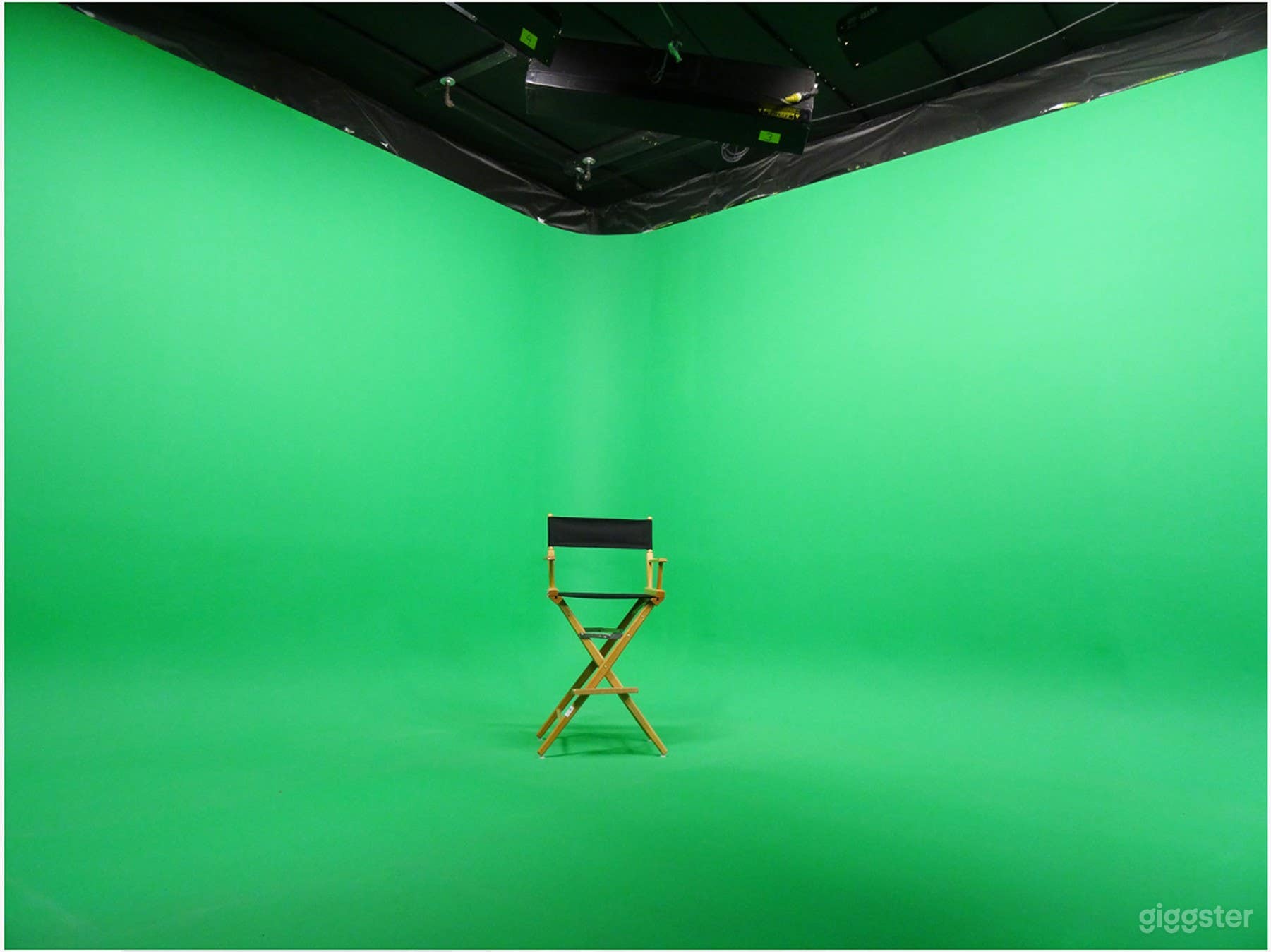 Hard Cyc Green Screen Stage Photo 1