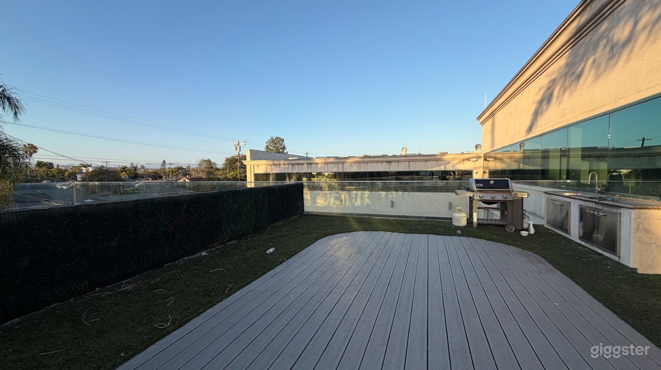 Scenic Rooftop Terrace Outdoor Patio Photo 3
