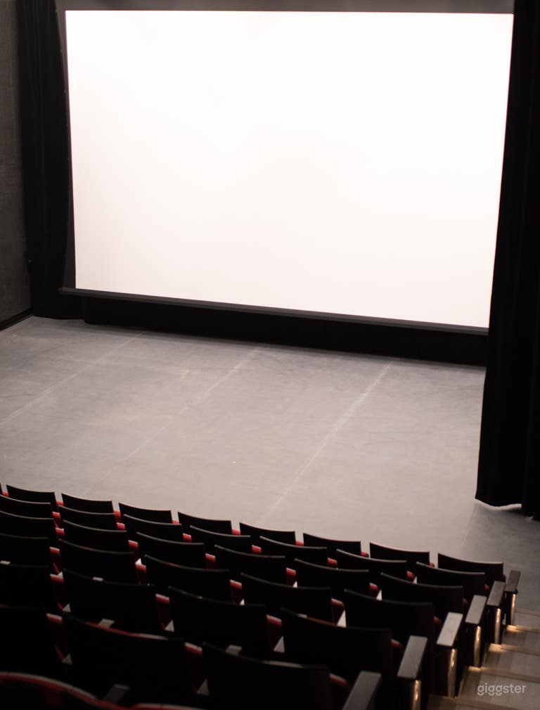  Smooth, High-Quality Flooring: Ideal surface for dancers, ensuring safety and optimal grip. 