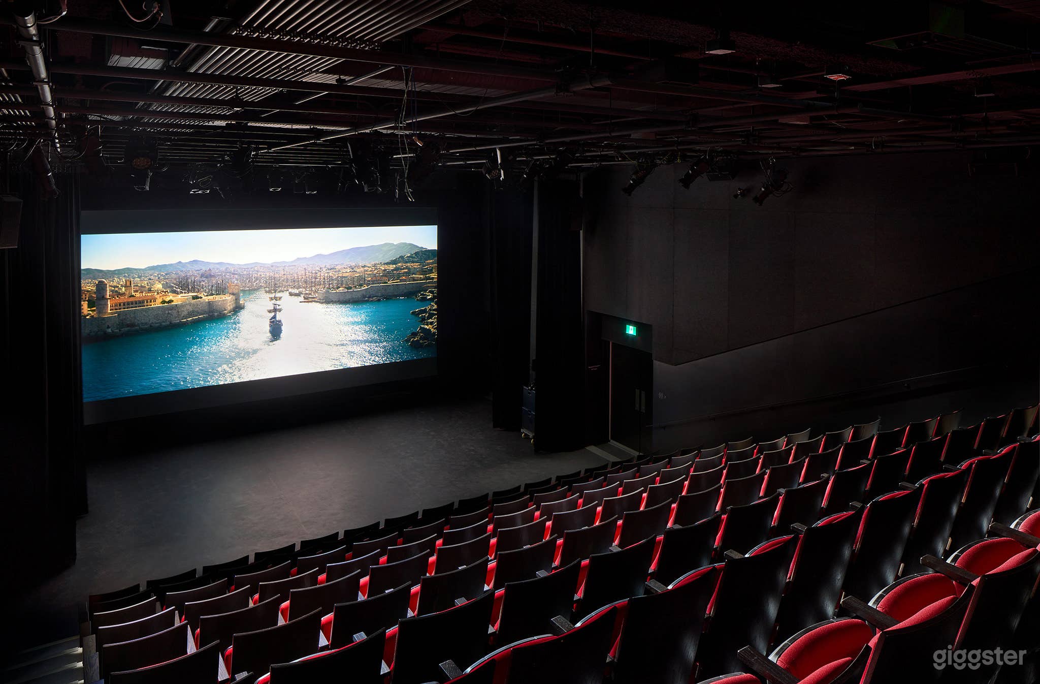 165-Seat Theater: Intimate yet spacious, designed for an unforgettable experienc