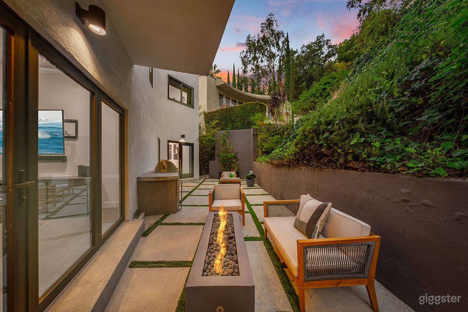 Beverly Hills Mansion w/ Hillside Views Photo 3