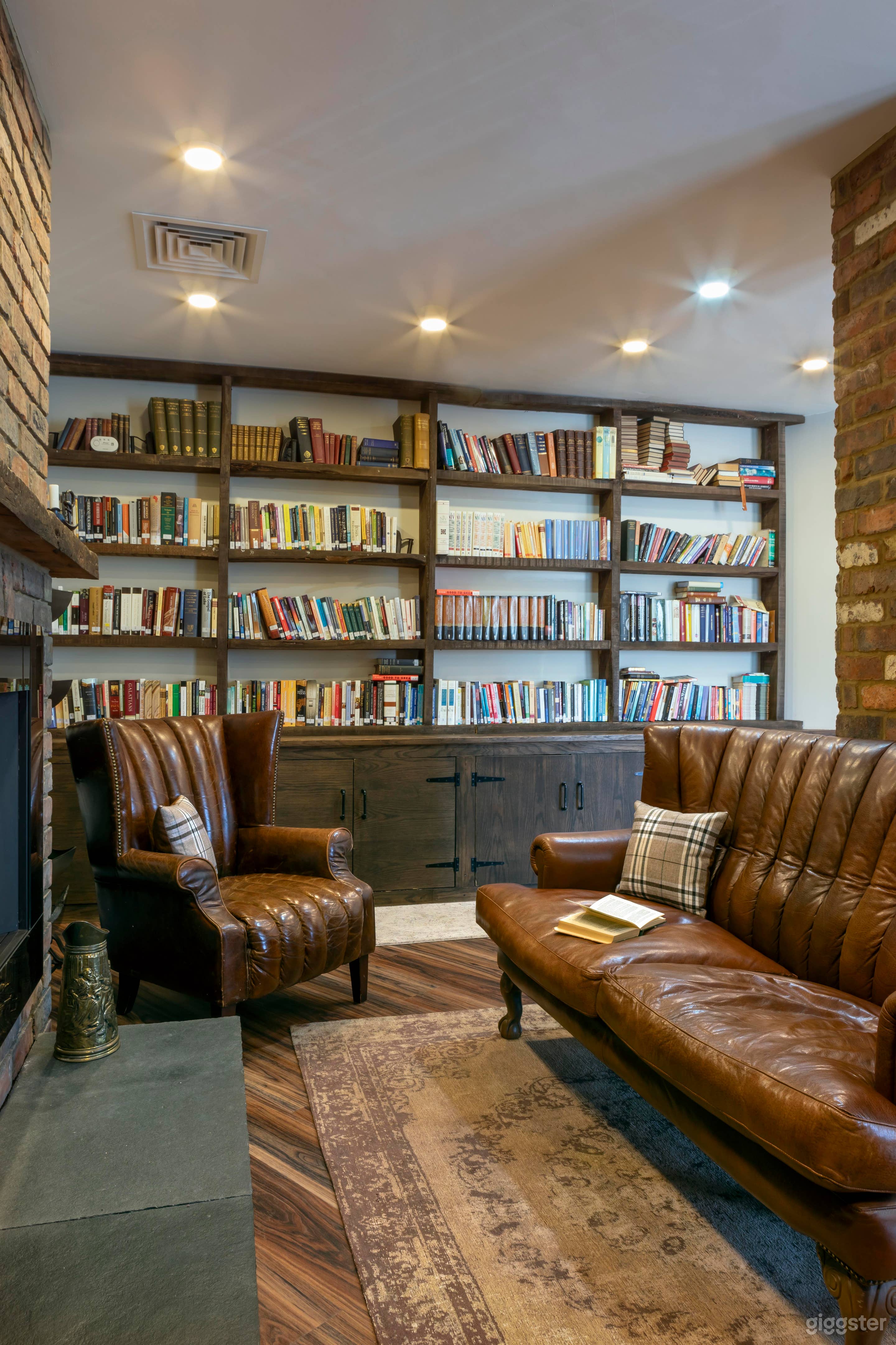 Intimate The Library Photo 3