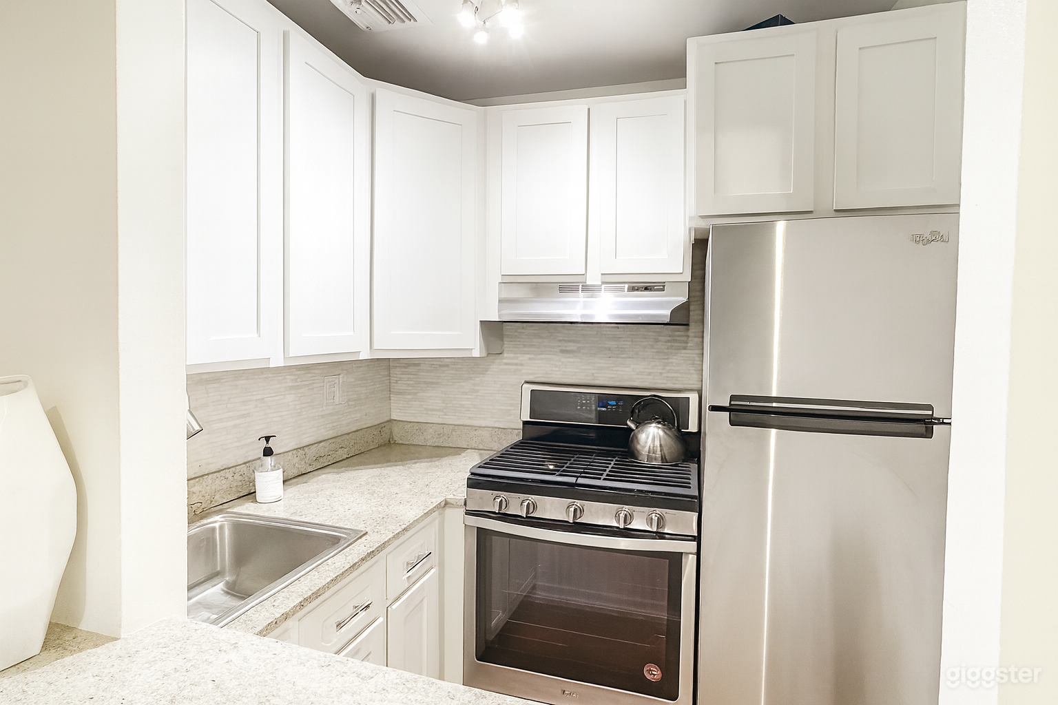 Modern Hideaway Apt - Warm Lighting + Artistic Touch Photo 3