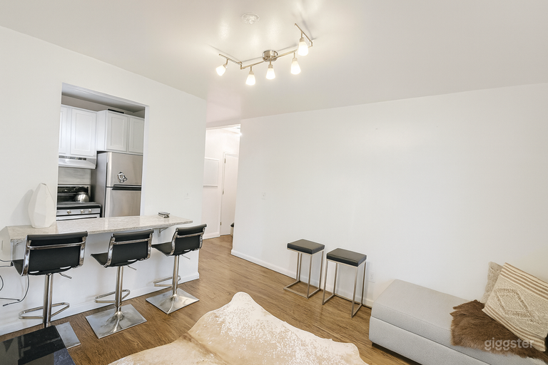  Modern Hideaway Apt - Warm Lighting + Artistic Touch 