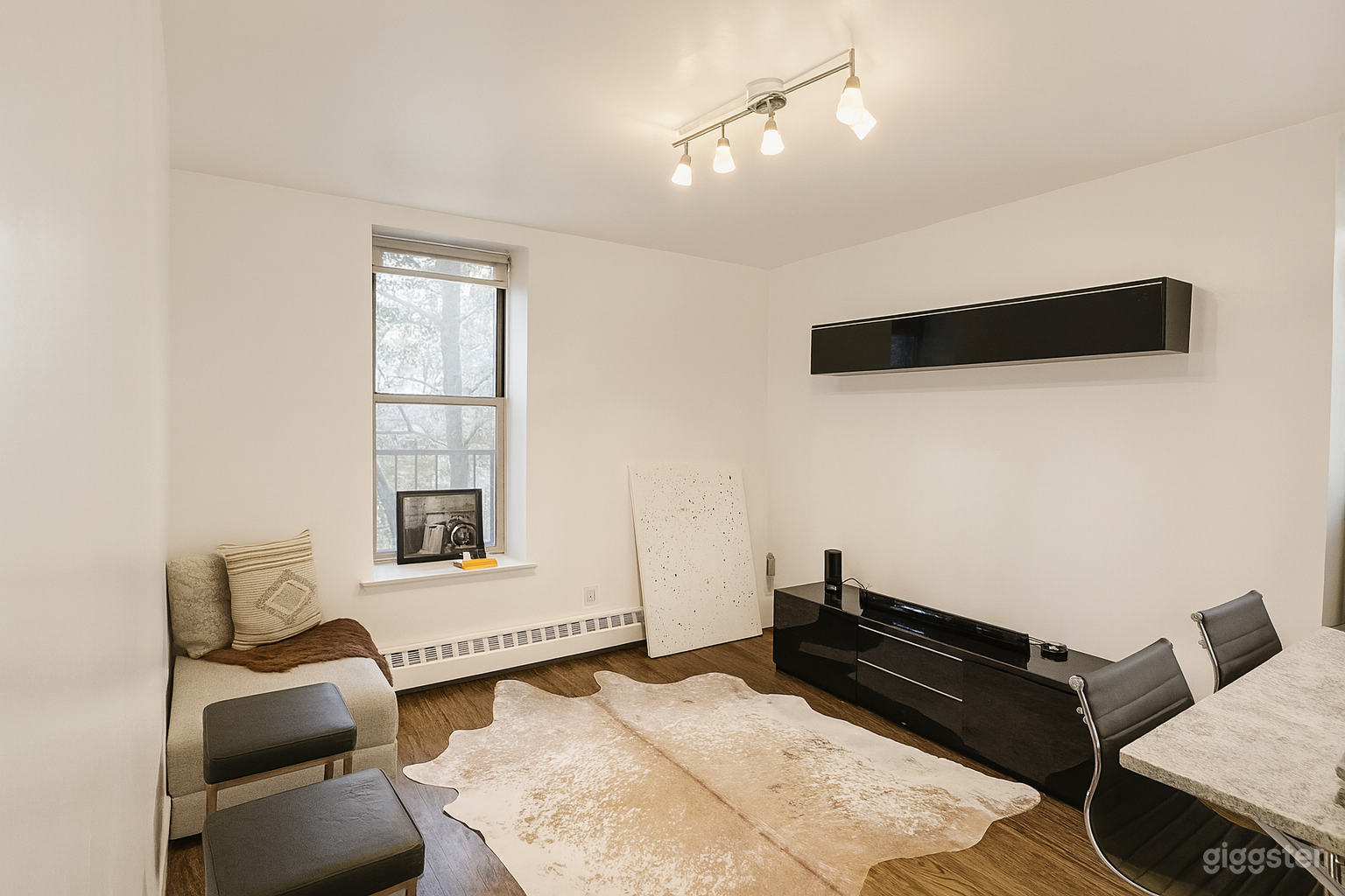 Modern Hideaway Apt - Warm Lighting + Artistic Touch Photo 1