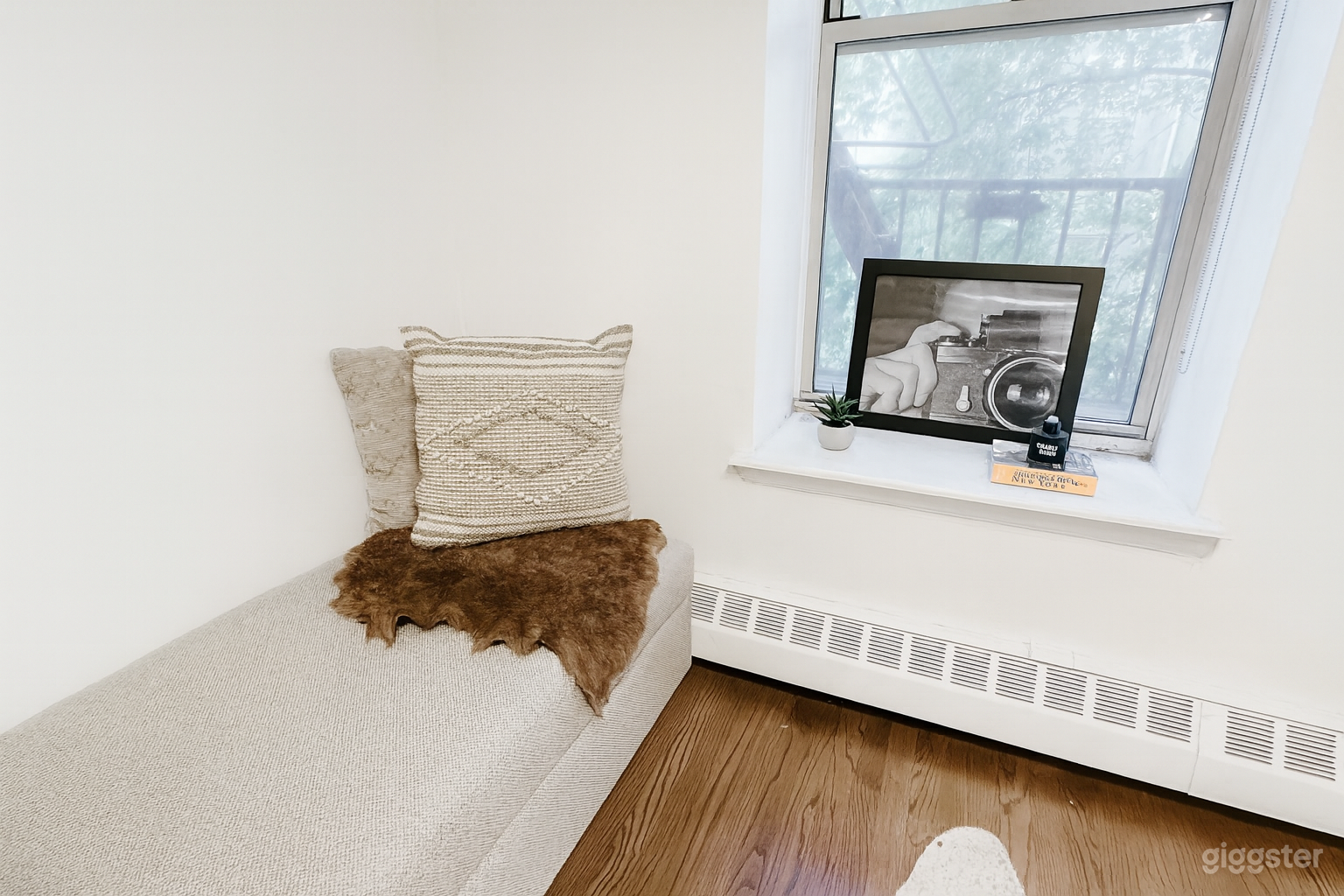 Modern Hideaway Apt - Warm Lighting + Artistic Touch Photo 2