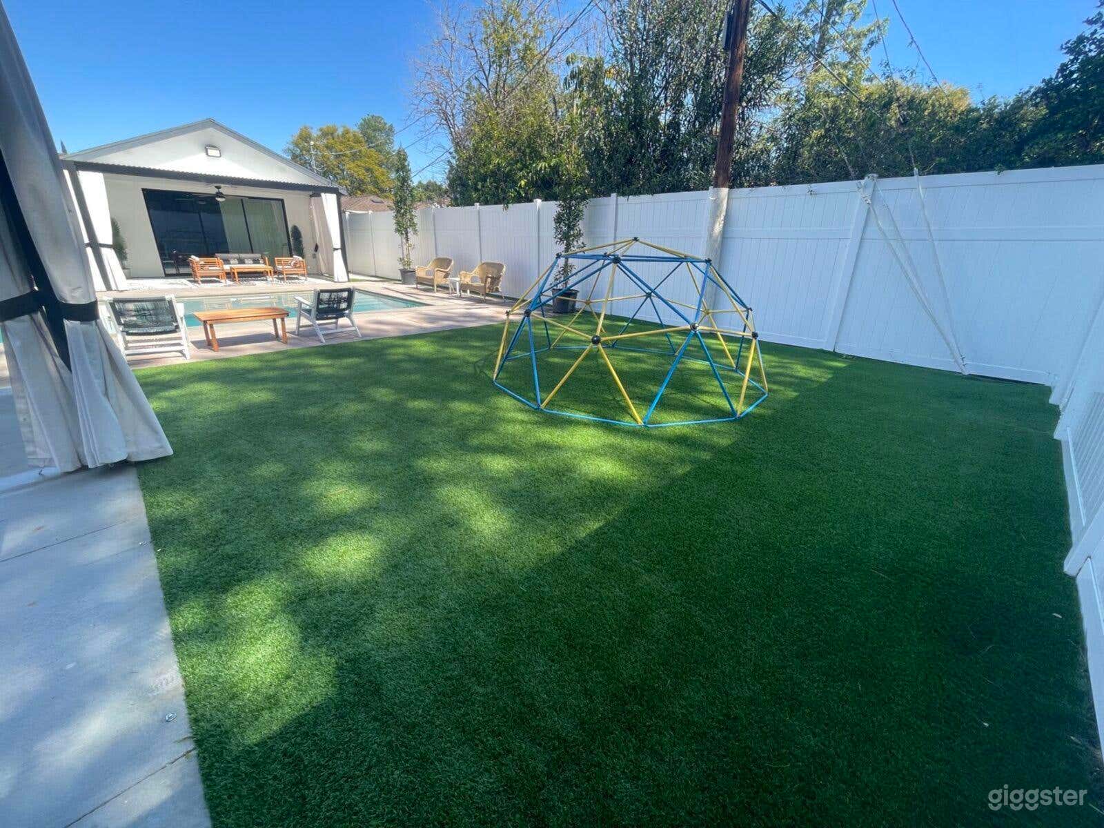 Tropical pool in Tarzana Photo 3