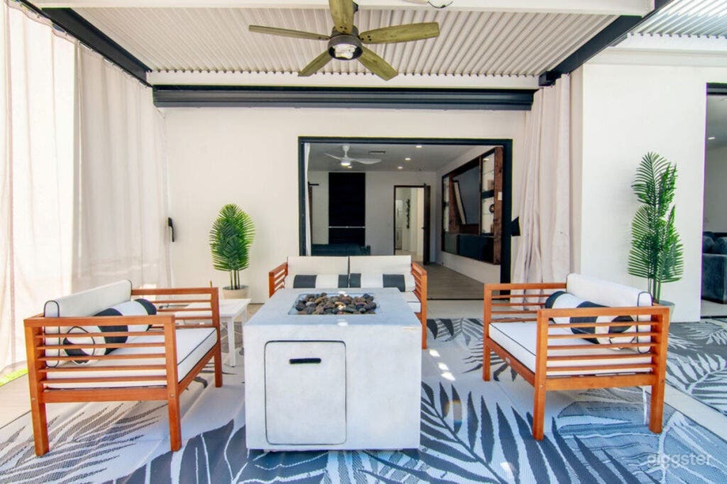 Tropical pool in Tarzana Photo 4