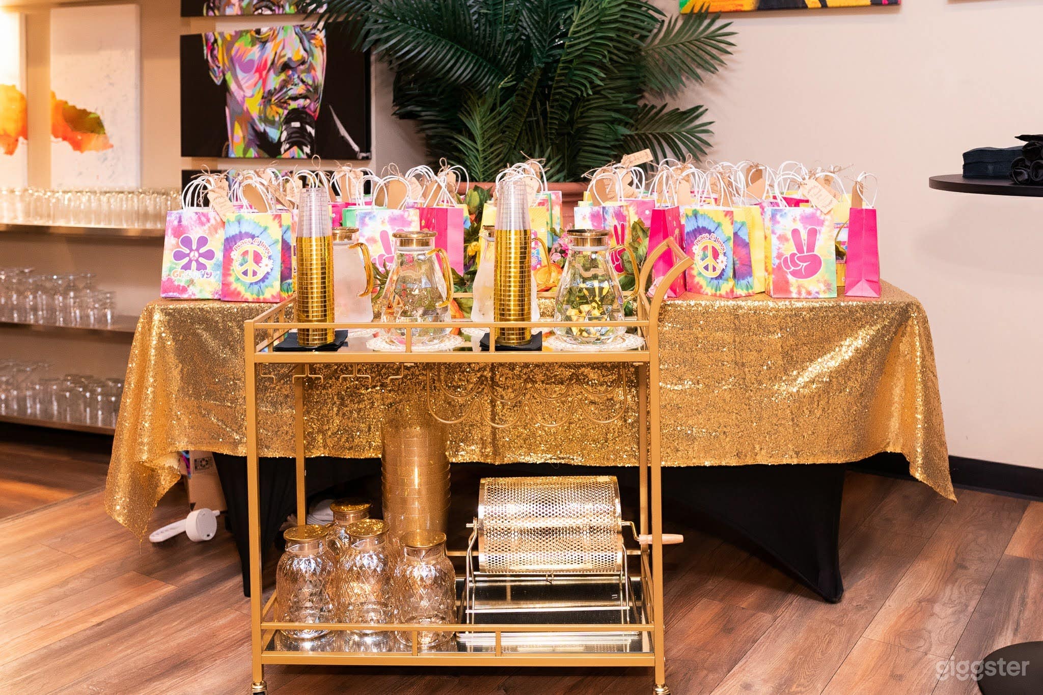 Black &amp; Gold Haven in Throggs Neck Photo 1