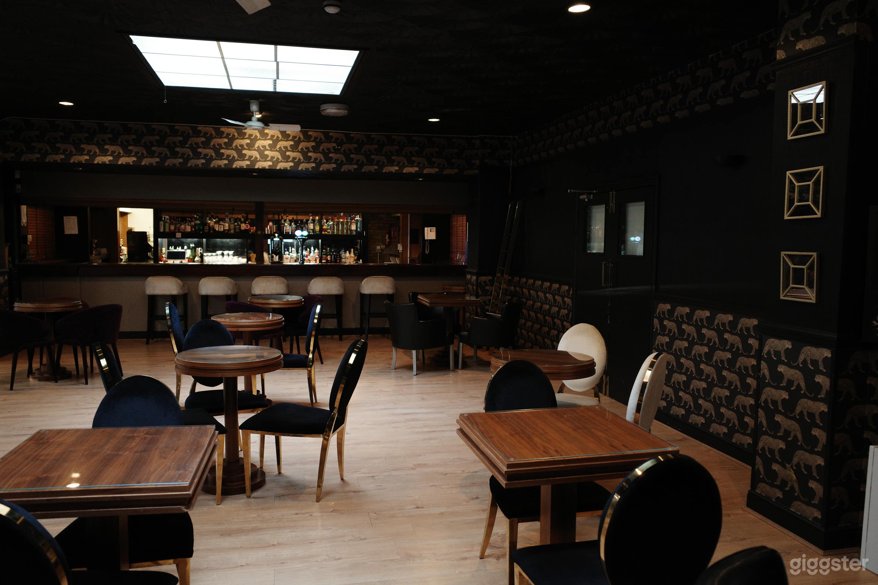 Stylish Lounge Bar Photo 4