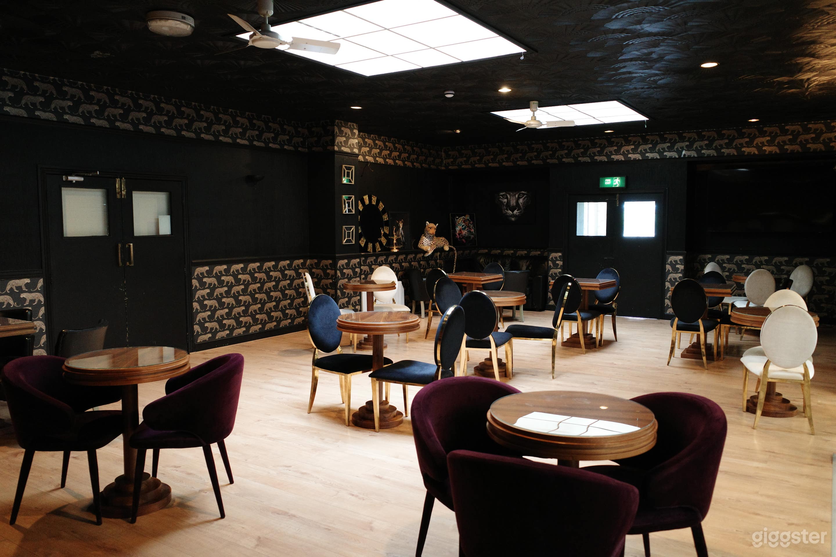 Stylish Lounge Bar Photo 2