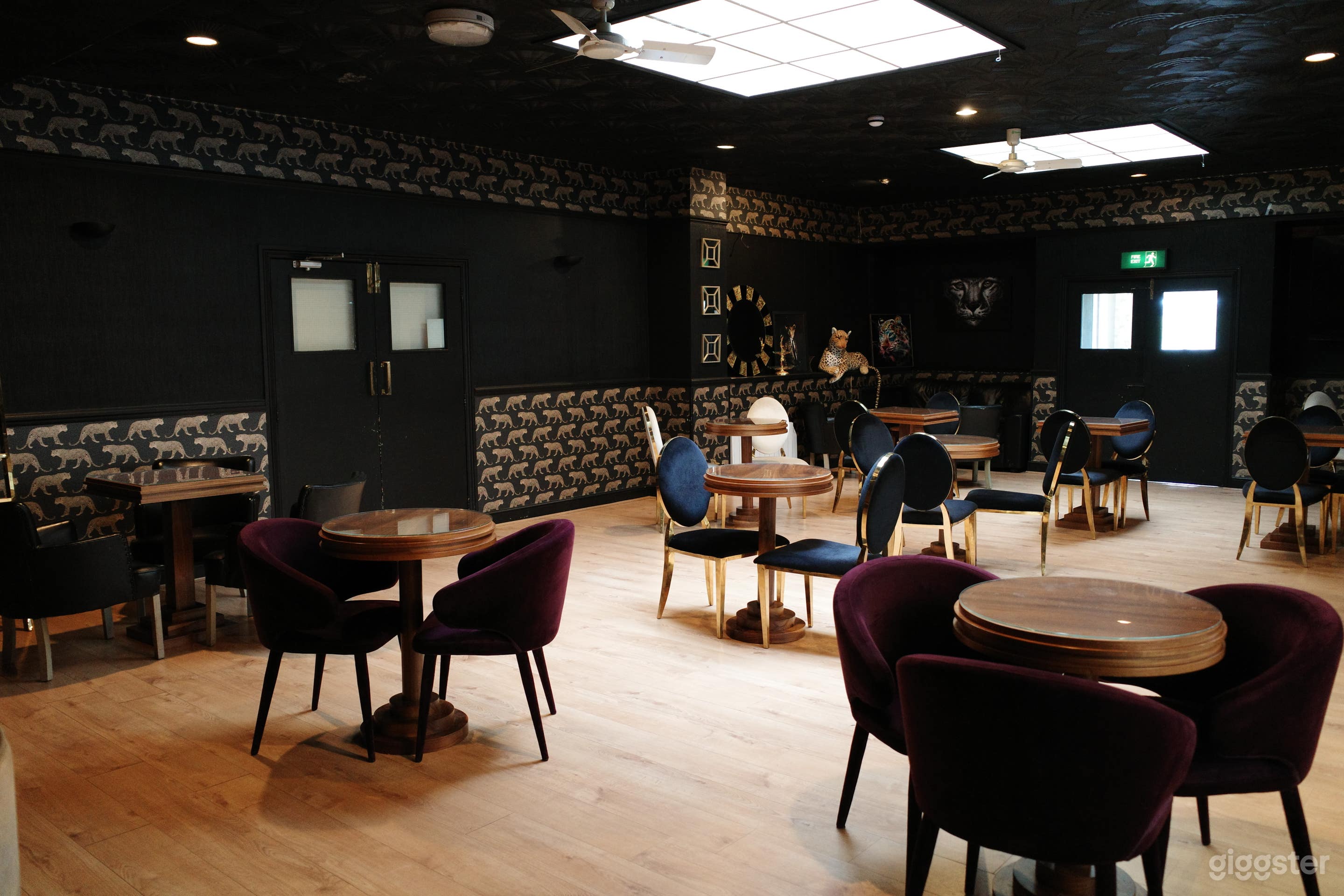 Stylish Lounge Bar Photo 3