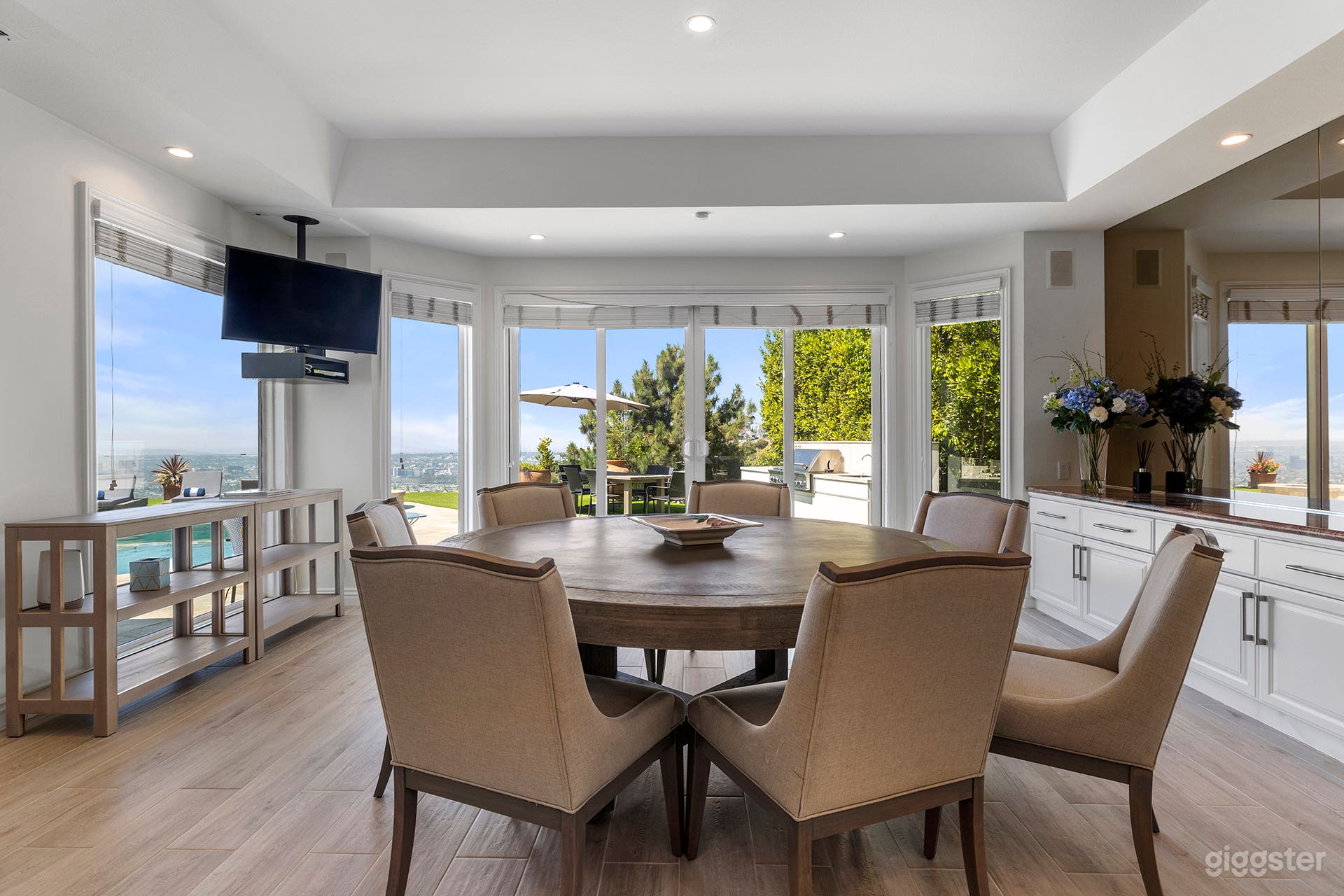 Angeles View Estate Photo 2