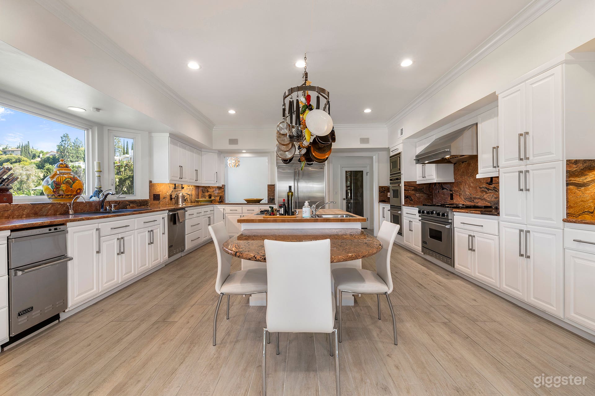 Angeles View Estate Photo 4