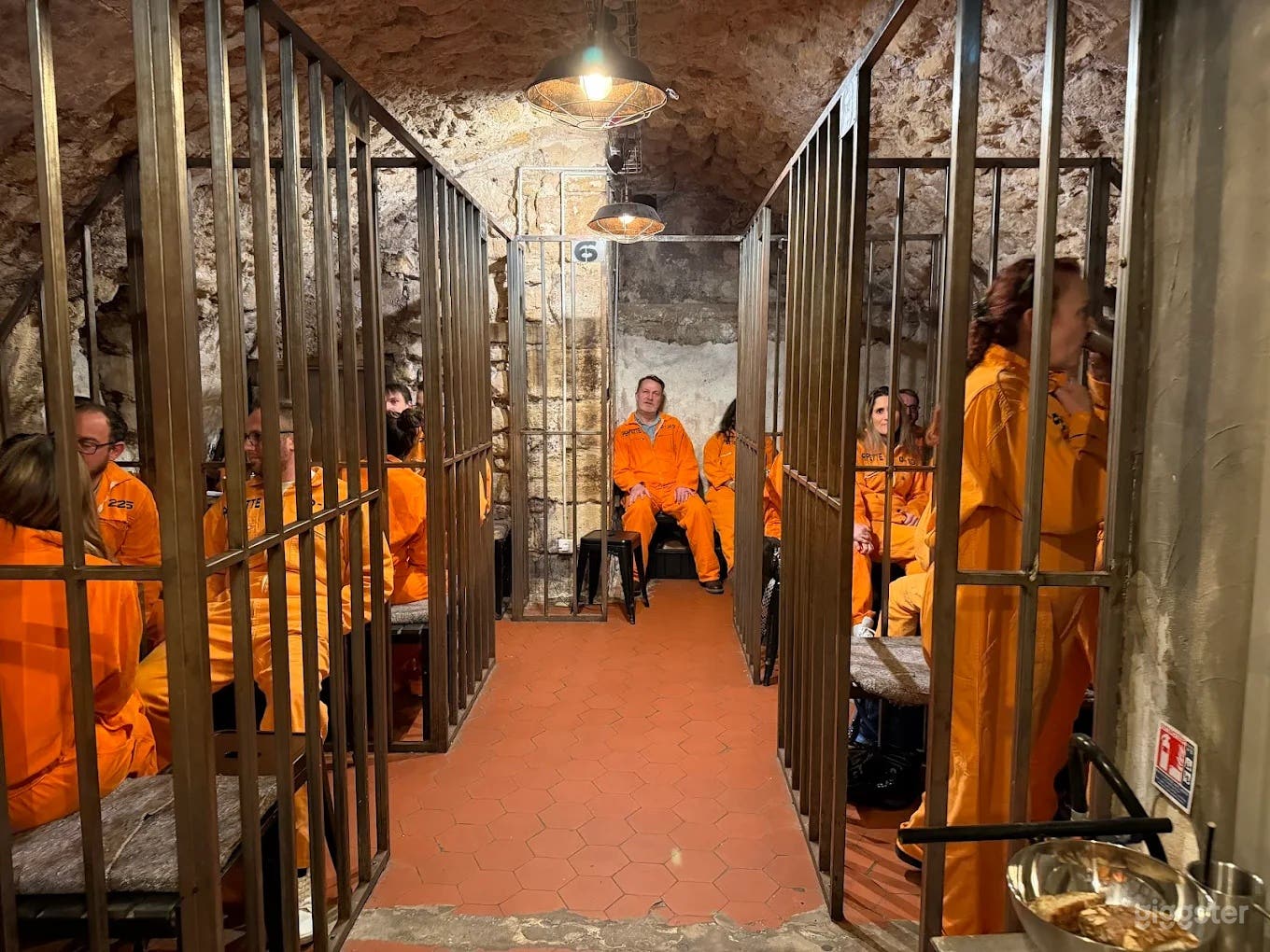 Photo de Bar unique vintage inspiré d'une prison pour événements 26 tournages 1