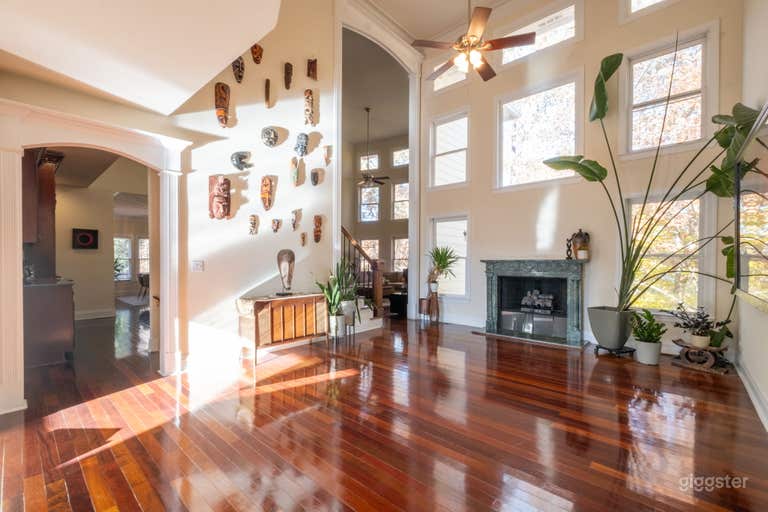  Art Museum Lake House with Soaring Ceilings, Classic Kitchen 