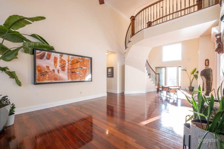  Art Museum Lake House with Soaring Ceilings, Classic Kitchen 