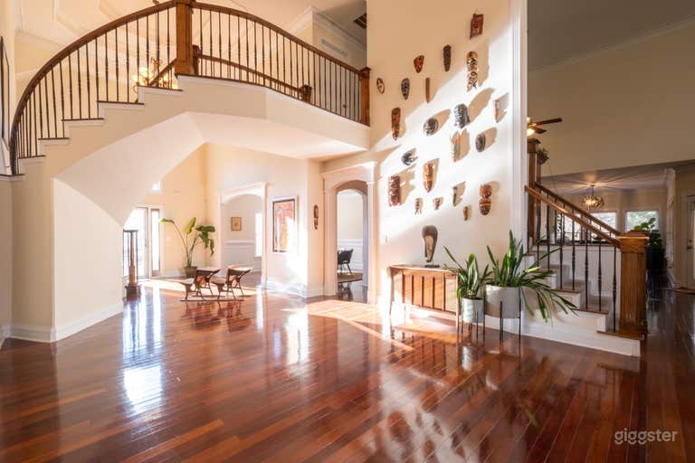  Art Museum Lake House with Soaring Ceilings, Classic Kitchen 